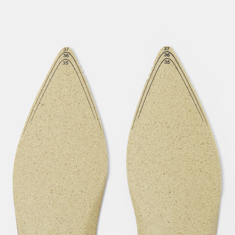 Breathable Pointed-toe Insoles in Solid Black | Accessories | VIVAIA