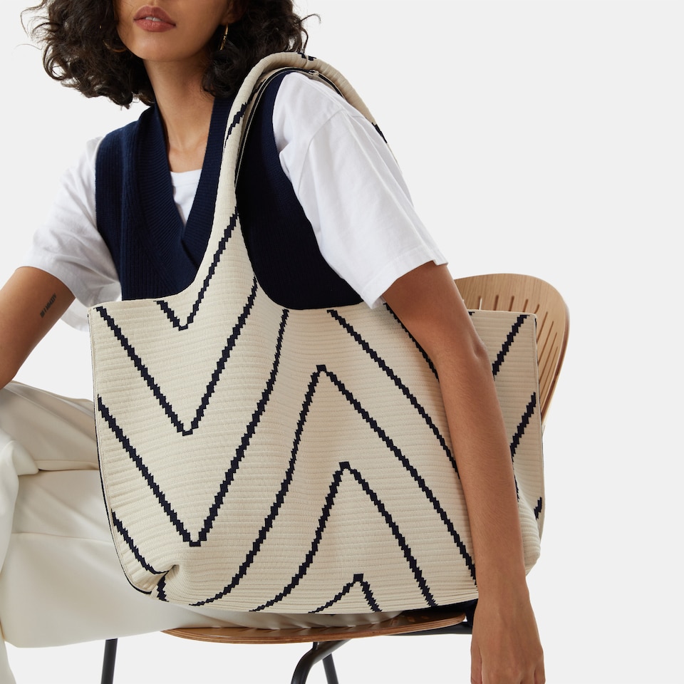 Wallace Tote Bag in Chevron | Women's Sustainable, Washable and Stylish Bags | VIVAIA
