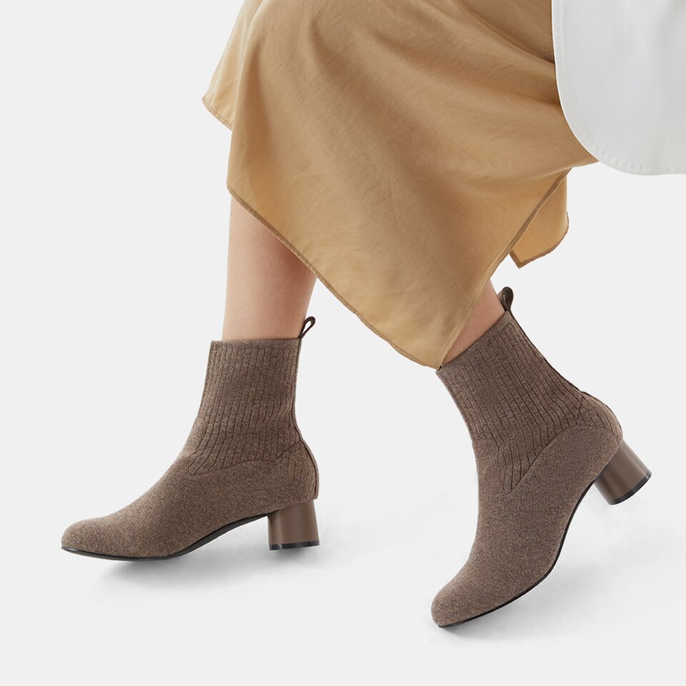 Zoe Wool Round-toe Boots in Tan Russet | Women's Sustainable and Stylish Shoes | VIVAIA