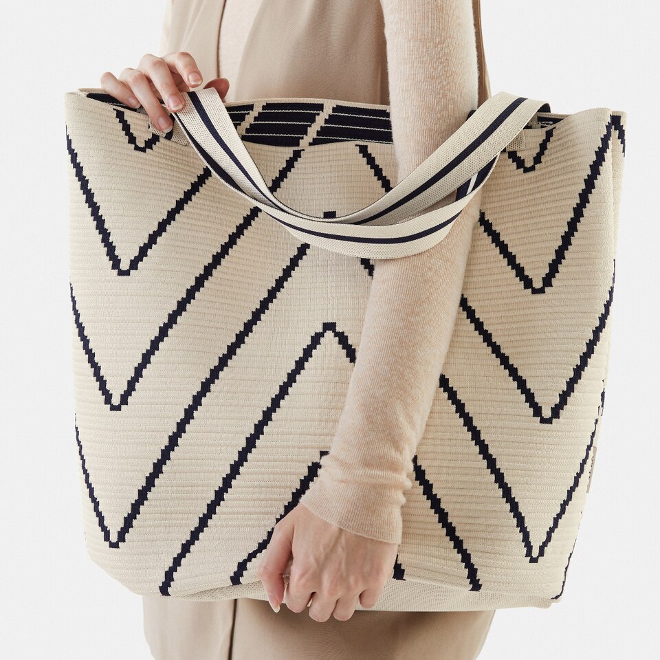 Colette Bucket Tote Bag in Ivory Chervon | Women's Sustainable, Washable and Stylish Knitbags | VIVAIA