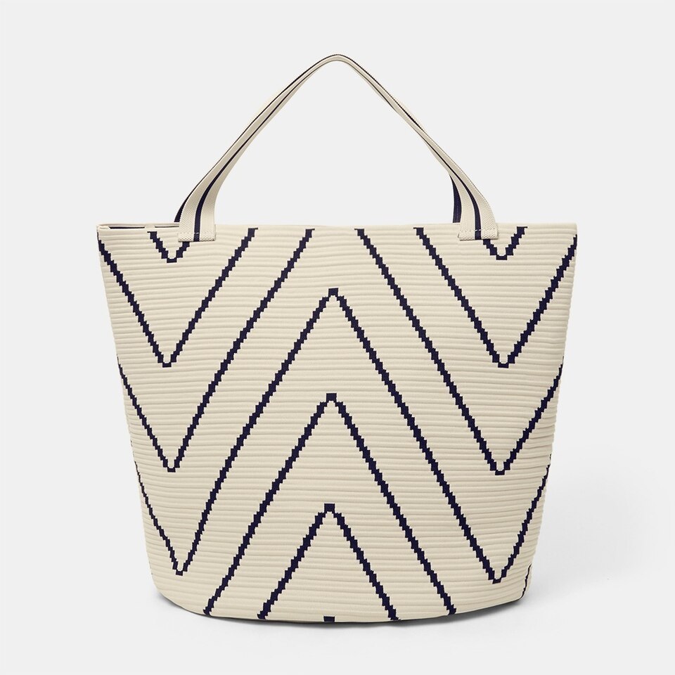 Colette Bucket Tote Bag in Ivory Chervon | Women's Sustainable, Washable and Stylish Knitbags | VIVAIA
