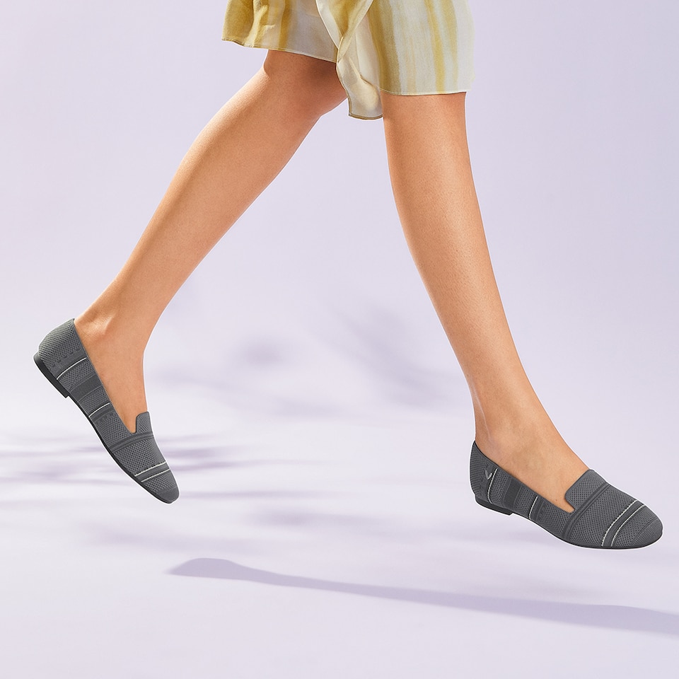 Elly Round-toe Loafers in Black | Women's Shoes | VIVAIA