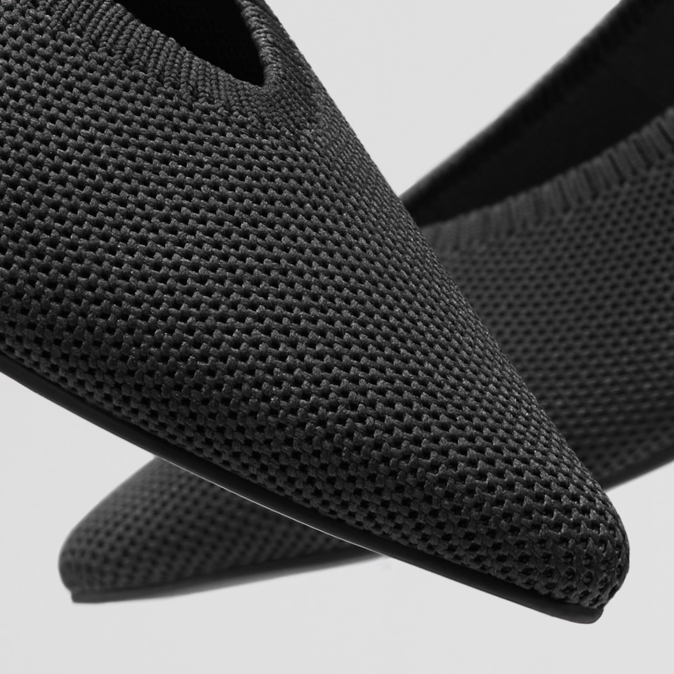 Stella Pointed-Toe Kitten Heels in Deep Ebony -Women's Everyday Heel Shoes | VIVAIA