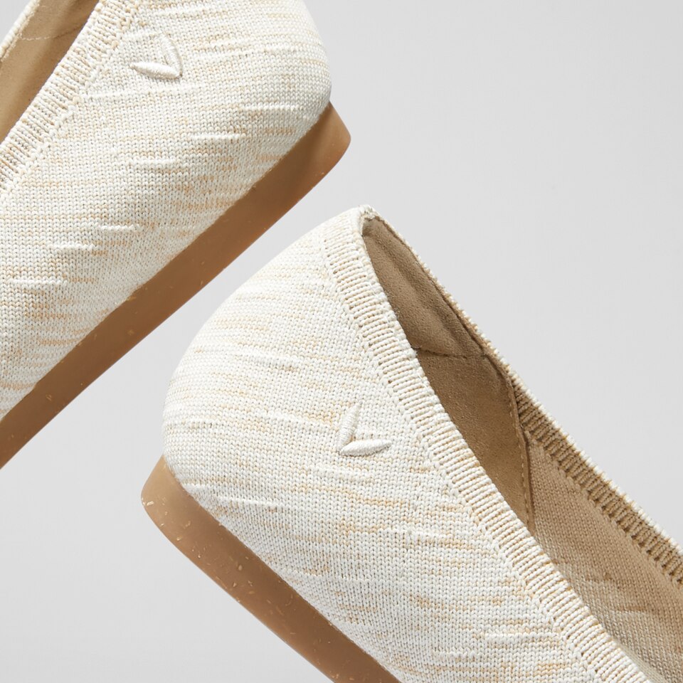 Aria5° Women Pointy Hemp Flats in (Dapple Cream) - Sustainable & Washable Shoes | VIVAIA