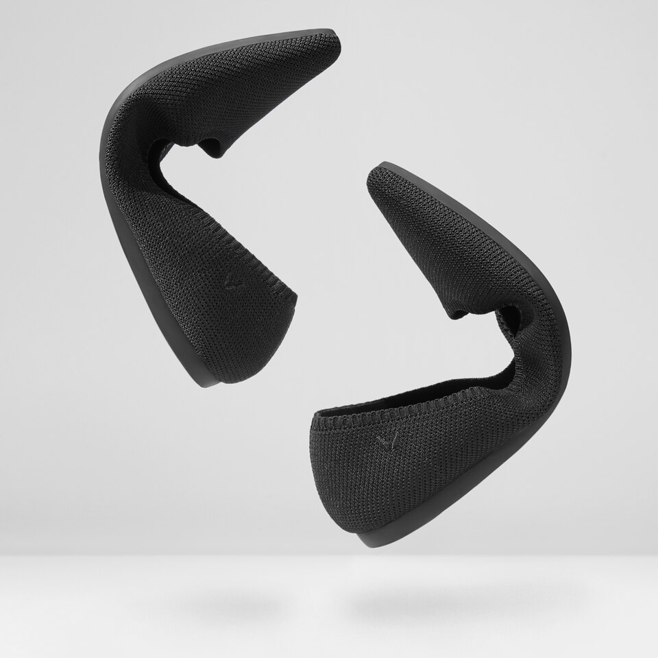 Aria5° Women Pointy Flats in Black - Sustainable & Washable Shoes | VIVAIA