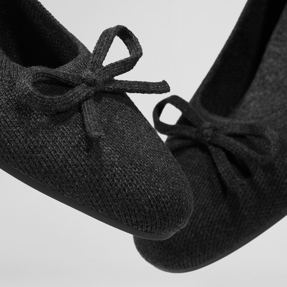 Bonny Round Toe Foldable Flats in Black - Women's Sustainable, Washable and Stylish Shoes | Vivaia