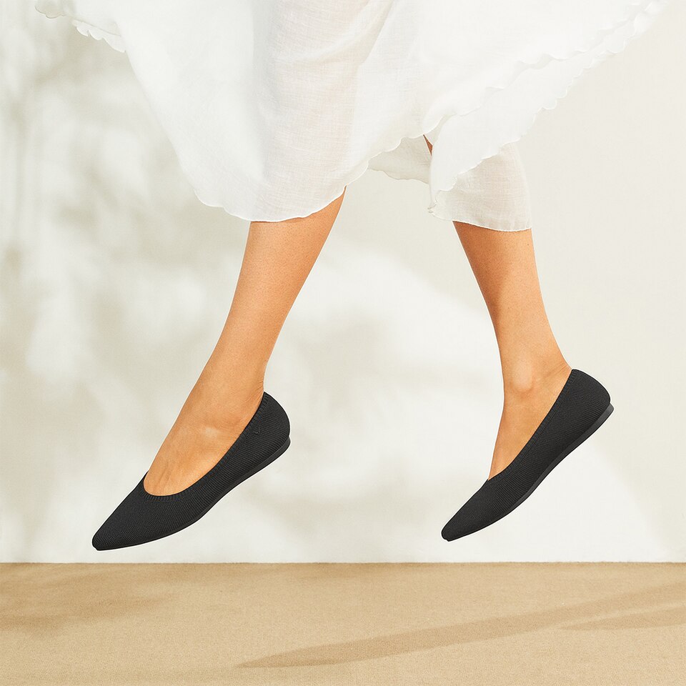 Aria5° Women Pointy Flats in Black - Sustainable & Washable Shoes | VIVAIA
