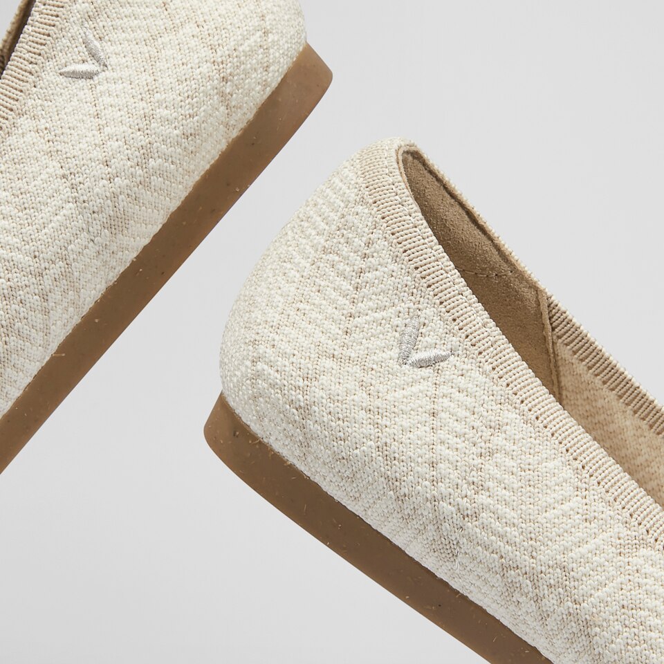 Aria5° Women Pointy Hemp Flats in Cream Ivory - Sustainable & Washable Shoes | VIVAIA